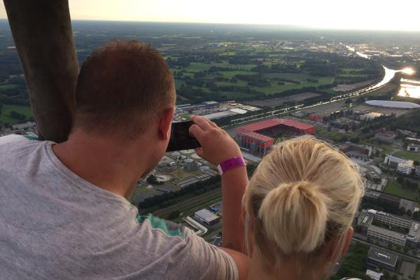 Prive-ballonvaart-enschede-over-Grolsch-Vste.JPG