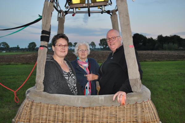 Ballonvaart Holten prijswinnaars de biester (15).JPG